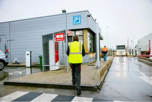 Drivers now have access to increased laundry capacity and can borrow bicycles during rest periods. The facility also features dedicated parking spaces near security for women drivers, alongside efficient digital reservation and monitoring systems that streamline the entire experience