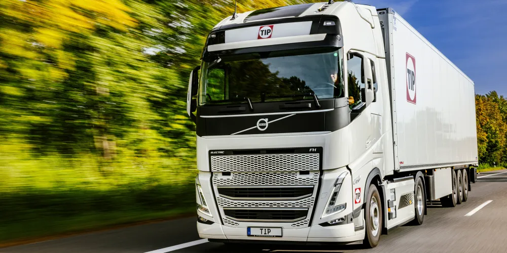 TIP electric tractor unit with trailer