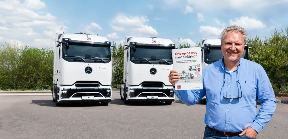 Paul Douma, Truck Specialist bij TIP Group, met de gids 'Grip op de weg naar elektrisch'
